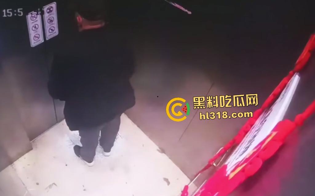 深圳电梯惊现老大爷脱裤拉屎，出电梯一直站在门口不让电梯下去，还忘拉裤子，老年痴呆还是坏人变老？  第2张
