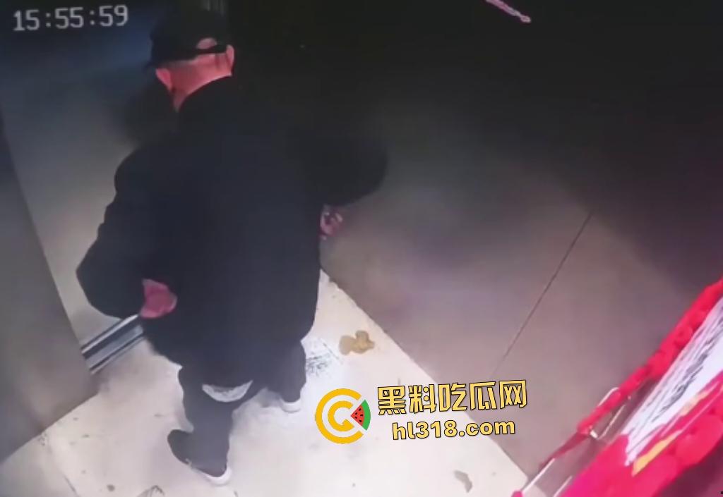 深圳电梯惊现老大爷脱裤拉屎，出电梯一直站在门口不让电梯下去，还忘拉裤子，老年痴呆还是坏人变老？  第5张