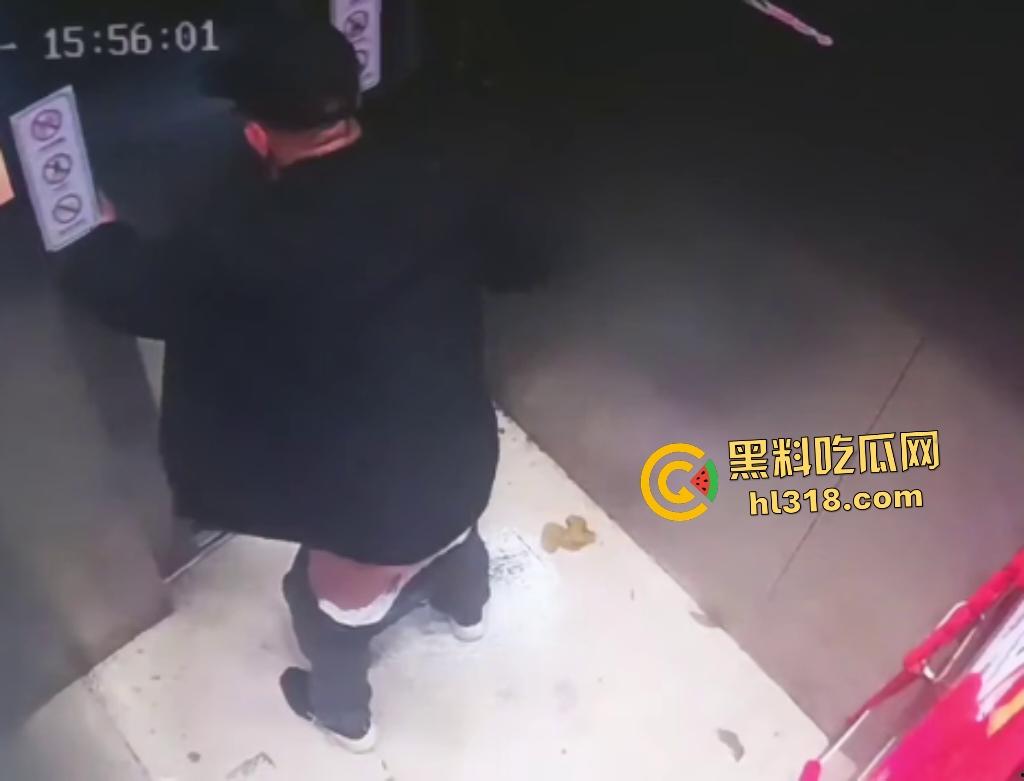 深圳电梯惊现老大爷脱裤拉屎，出电梯一直站在门口不让电梯下去，还忘拉裤子，老年痴呆还是坏人变老？  第6张