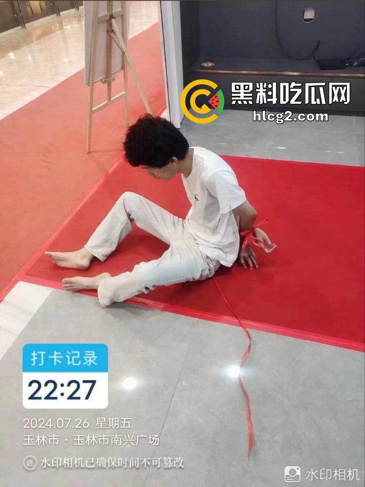 广西玉林南兴广场 精神病男子袭击广场砍人 下死手砍颈动脉 血迹斑斑！致4名小孩受伤！  第5张