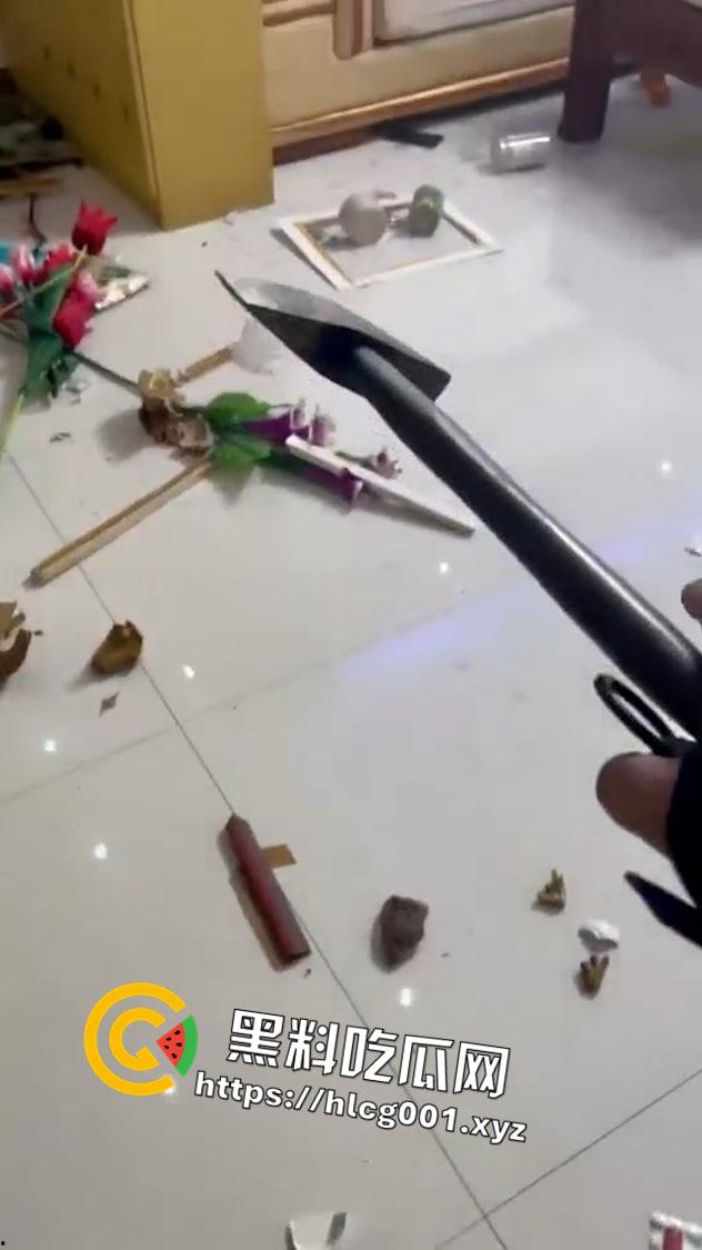 网传一男子因老婆长期不回家 给自己戴了绿帽 一时想不开在自己家中点火打砸导致火灾  第2张