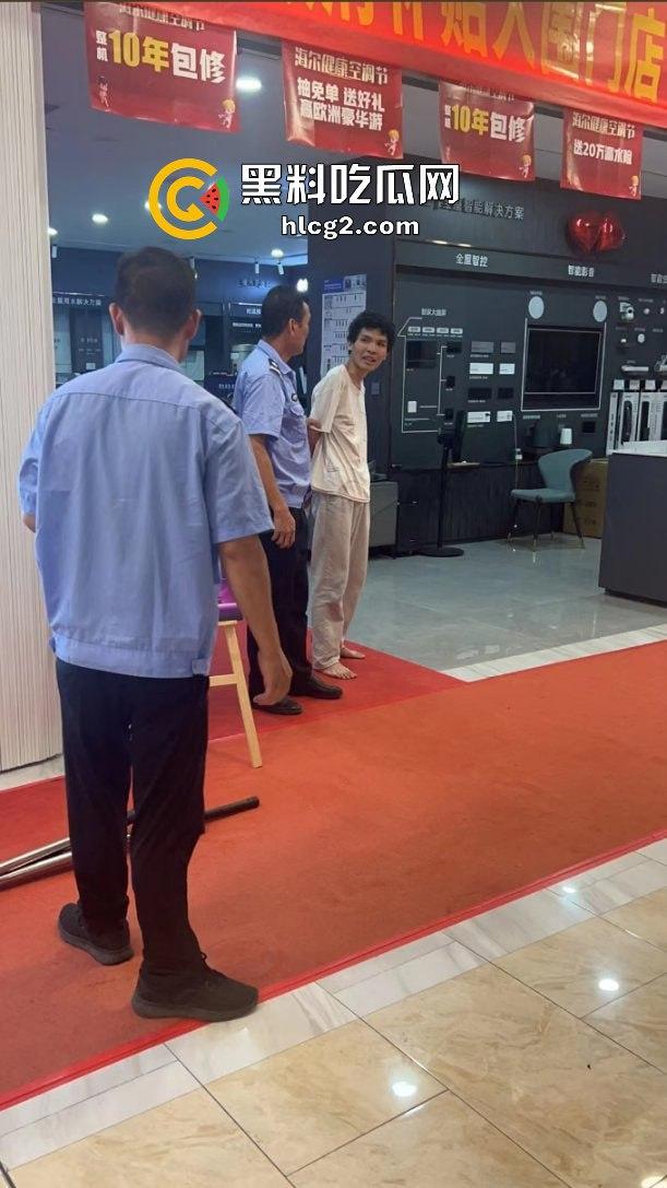 广西玉林南兴广场 精神病男子袭击广场砍人 下死手砍颈动脉 血迹斑斑！致4名小孩受伤！  第6张