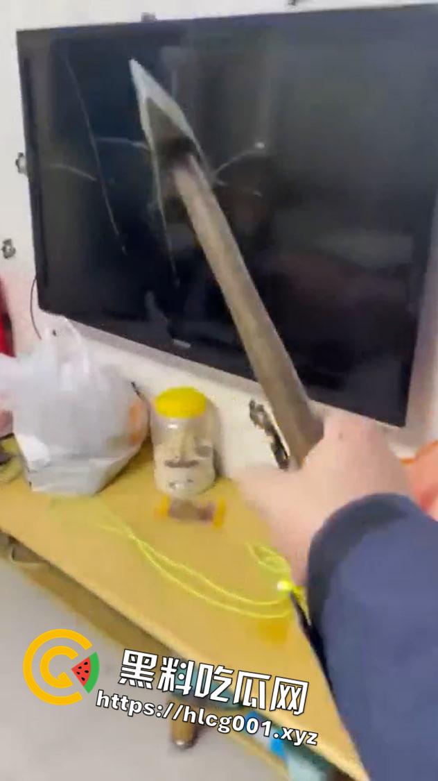 网传一男子因老婆长期不回家 给自己戴了绿帽 一时想不开在自己家中点火打砸导致火灾  第3张