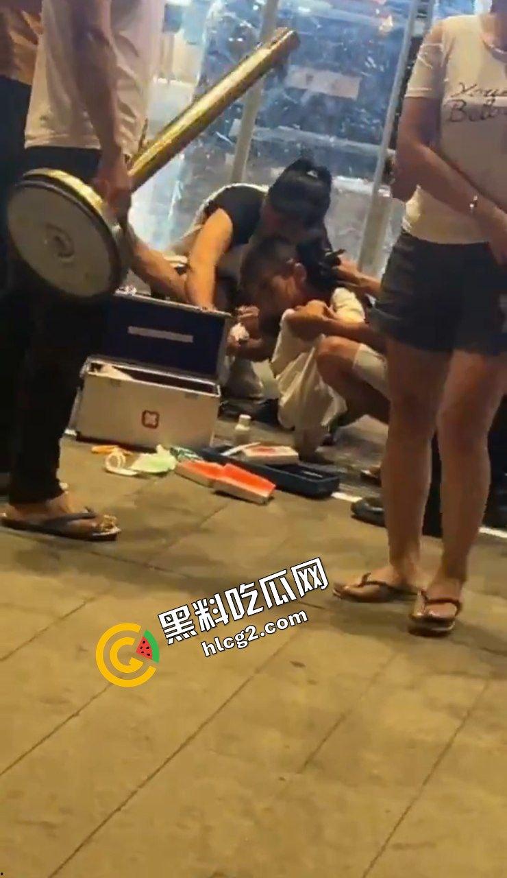 广西玉林南兴广场 精神病男子袭击广场砍人 下死手砍颈动脉 血迹斑斑！致4名小孩受伤！  第7张