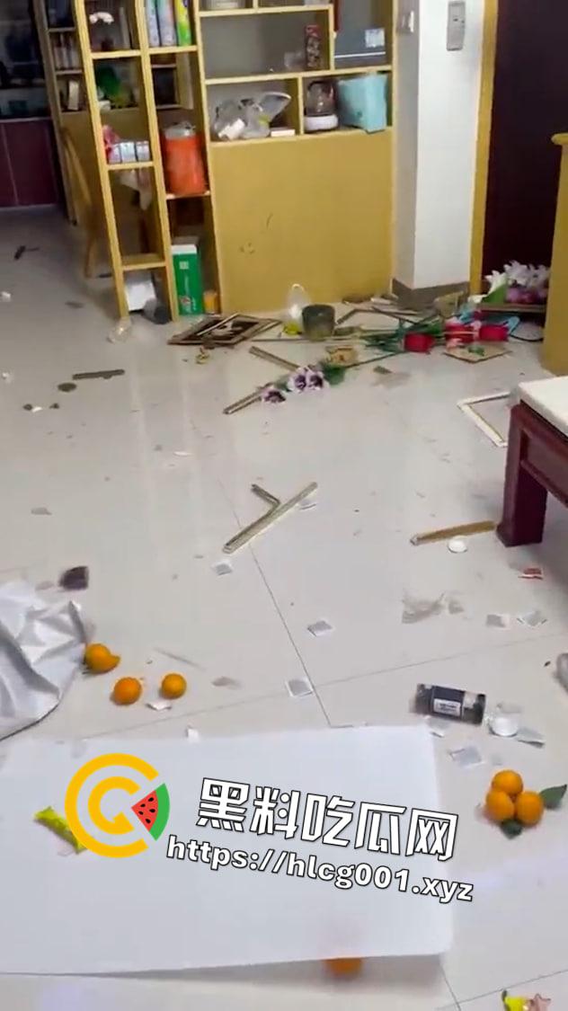 网传一男子因老婆长期不回家 给自己戴了绿帽 一时想不开在自己家中点火打砸导致火灾  第4张