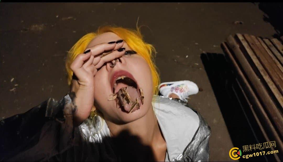 重口预警！欧美黄发妹子【ForestWhore】调教视频泄密，户外吃垃圾舔食地上瓜子壳，还拿泥巴涂逼逼！  第1张