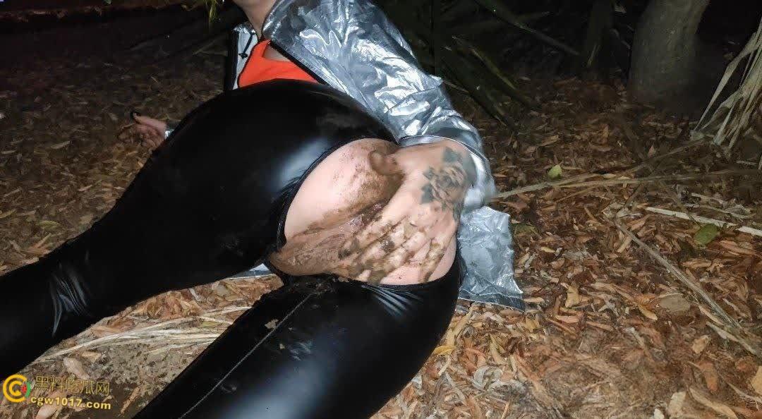 重口预警！欧美黄发妹子【ForestWhore】调教视频泄密，户外吃垃圾舔食地上瓜子壳，还拿泥巴涂逼逼！  第2张