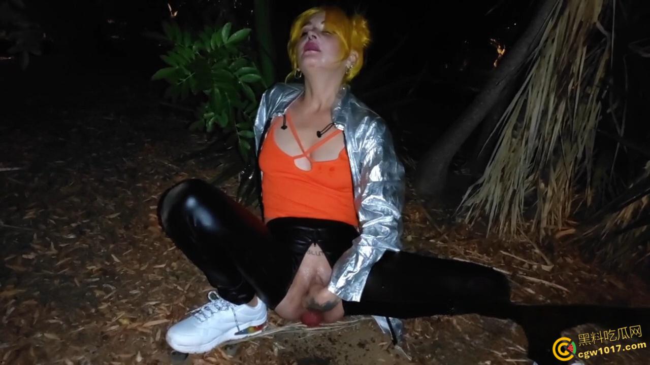 重口预警！欧美黄发妹子【ForestWhore】调教视频泄密，户外吃垃圾舔食地上瓜子壳，还拿泥巴涂逼逼！  第3张