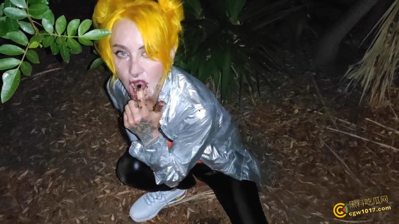 重口预警！欧美黄发妹子【ForestWhore】调教视频泄密，户外吃垃圾舔食地上瓜子壳，还拿泥巴涂逼逼！  第4张