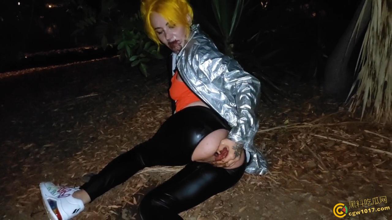 重口预警！欧美黄发妹子【ForestWhore】调教视频泄密，户外吃垃圾舔食地上瓜子壳，还拿泥巴涂逼逼！  第5张