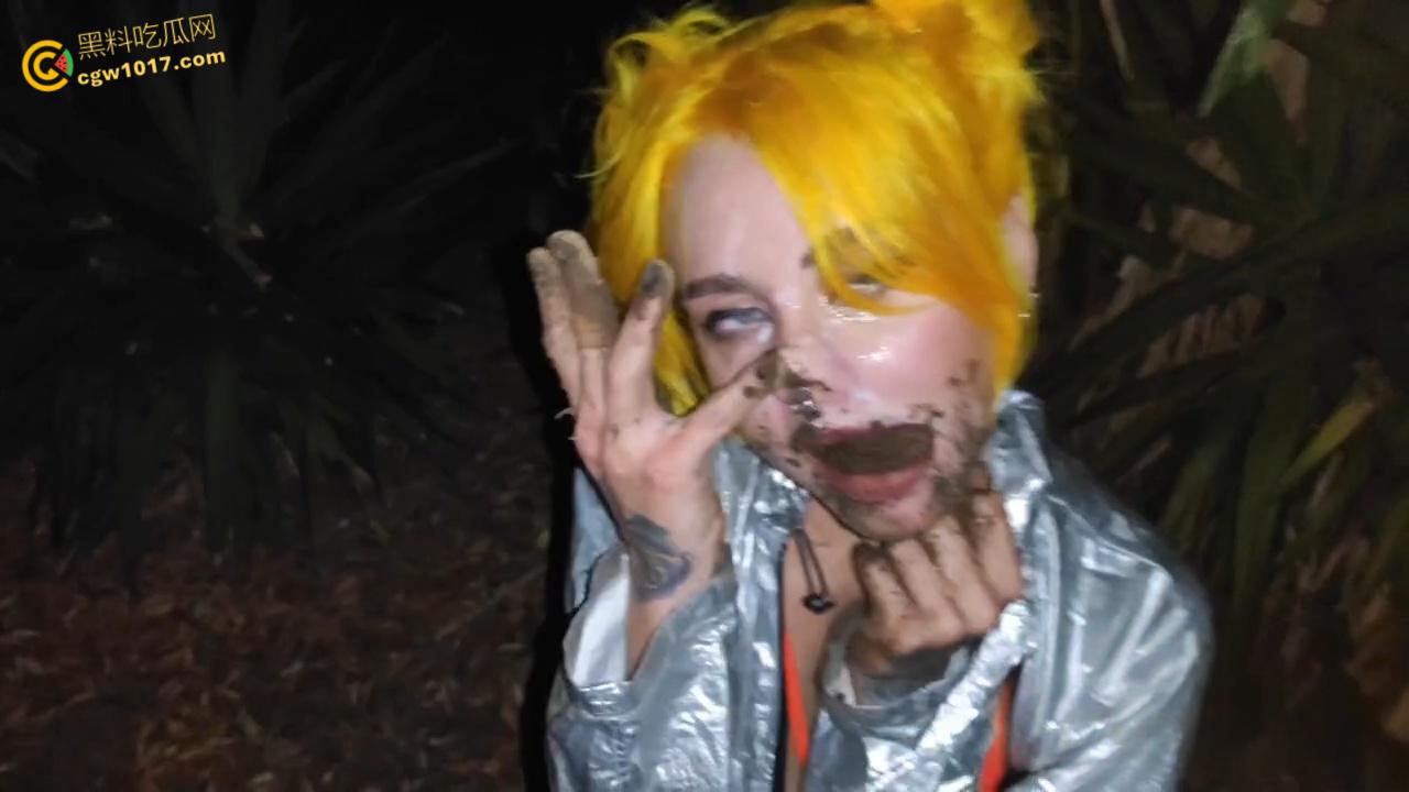 重口预警！欧美黄发妹子【ForestWhore】调教视频泄密，户外吃垃圾舔食地上瓜子壳，还拿泥巴涂逼逼！  第6张