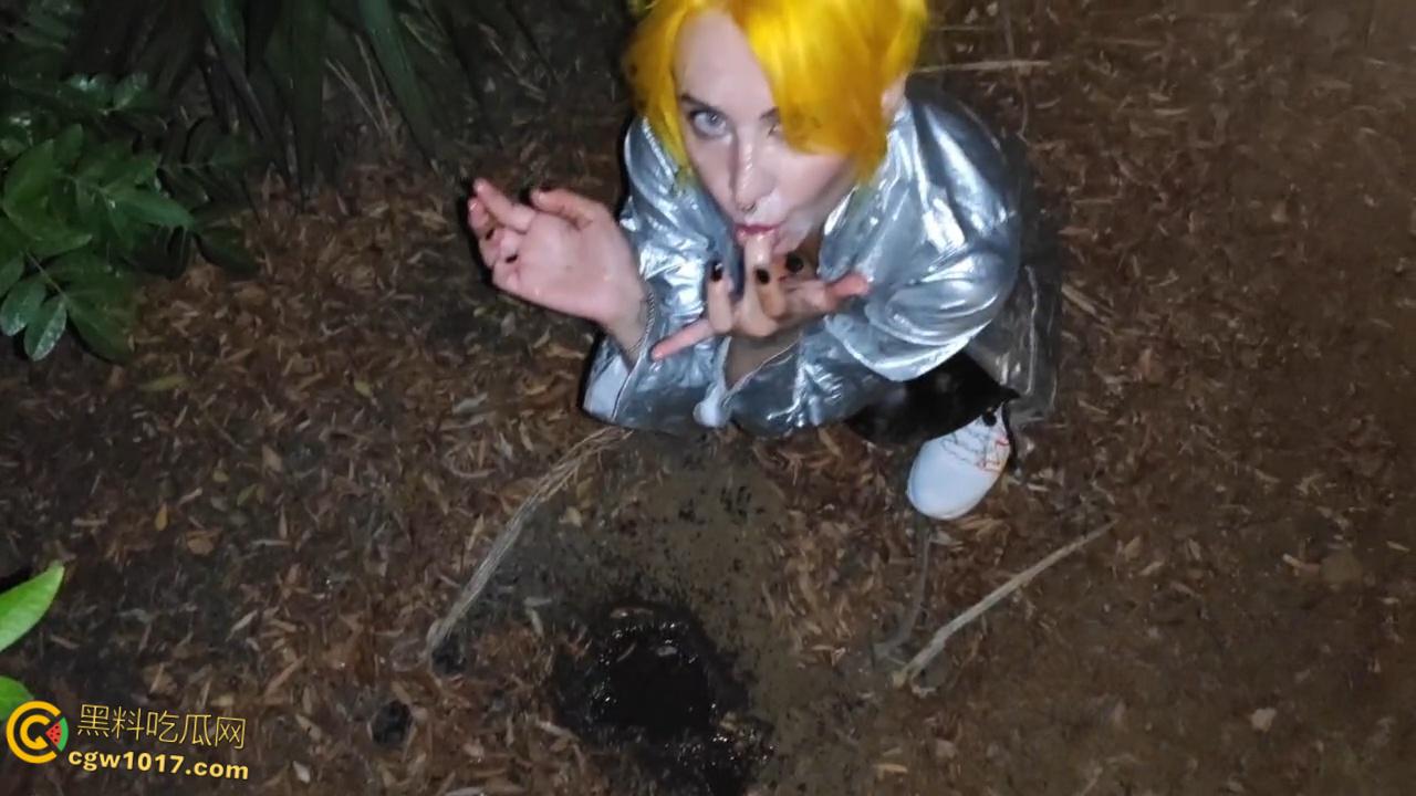 重口预警！欧美黄发妹子【ForestWhore】调教视频泄密，户外吃垃圾舔食地上瓜子壳，还拿泥巴涂逼逼！  第7张