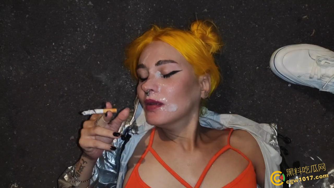 重口预警！欧美黄发妹子【ForestWhore】调教视频泄密，户外吃垃圾舔食地上瓜子壳，还拿泥巴涂逼逼！  第8张