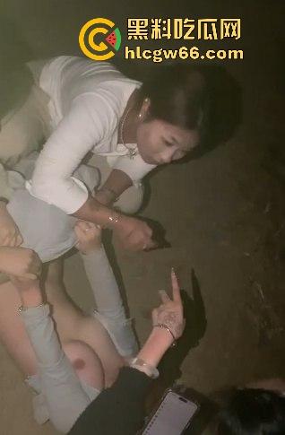 广东湛江雷州精神小妹 知三当三被一群精神小妹扒衣殴打 小妹妹这奶肯定保熟  第10张