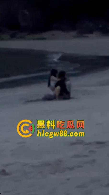越南网黄『奥利安』岘港海滩操场完成任务，电动骚马达榨大哥屌汁炸沙，速操收米回去继续播！  第8张