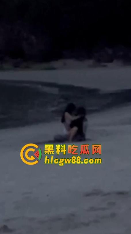 越南网黄『奥利安』岘港海滩操场完成任务，电动骚马达榨大哥屌汁炸沙，速操收米回去继续播！  第10张