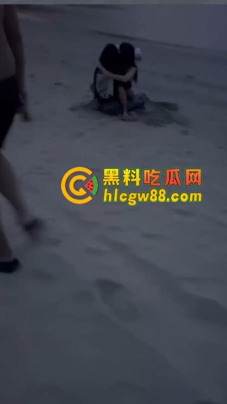 越南网黄『奥利安』岘港海滩操场完成任务，电动骚马达榨大哥屌汁炸沙，速操收米回去继续播！  第11张