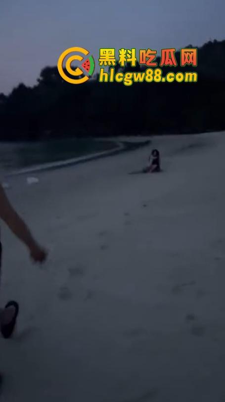 越南网黄『奥利安』岘港海滩操场完成任务，电动骚马达榨大哥屌汁炸沙，速操收米回去继续播！  第12张