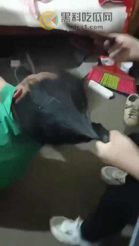 实拍惊人一幕，丈夫带全家捉奸在床，怒火中烧竟现场暴打出轨妻子！  第4张