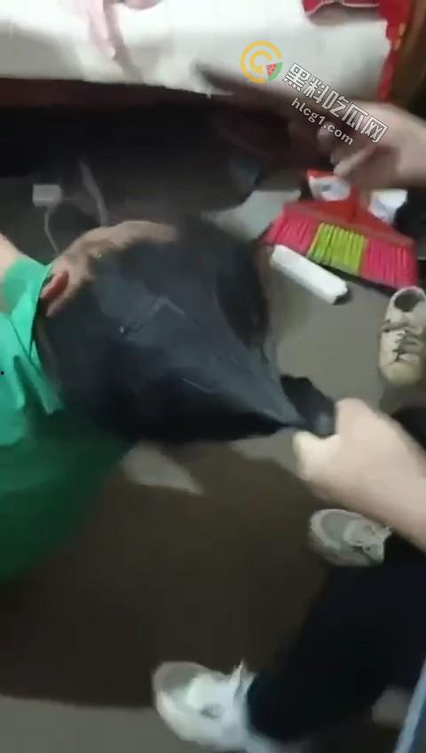 实拍惊人一幕，丈夫带全家捉奸在床，怒火中烧竟现场暴打出轨妻子！  第5张