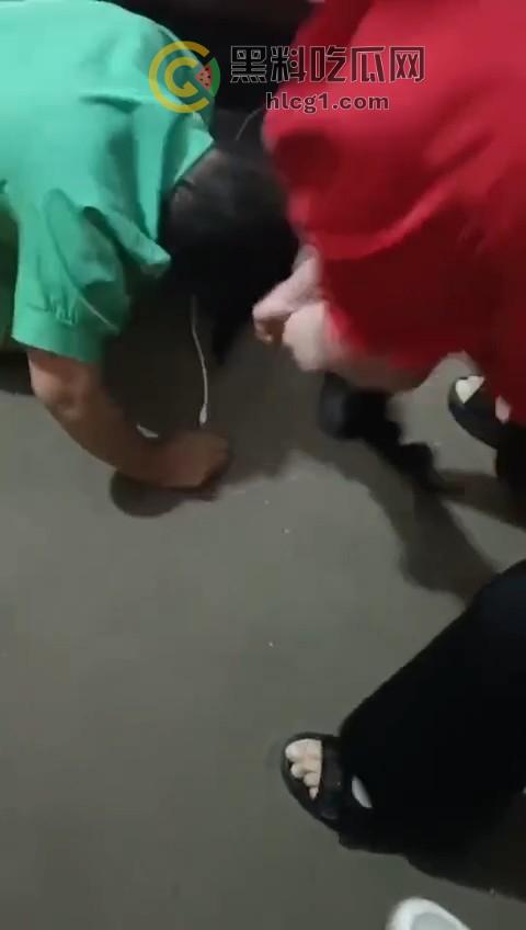 实拍惊人一幕，丈夫带全家捉奸在床，怒火中烧竟现场暴打出轨妻子！  第6张