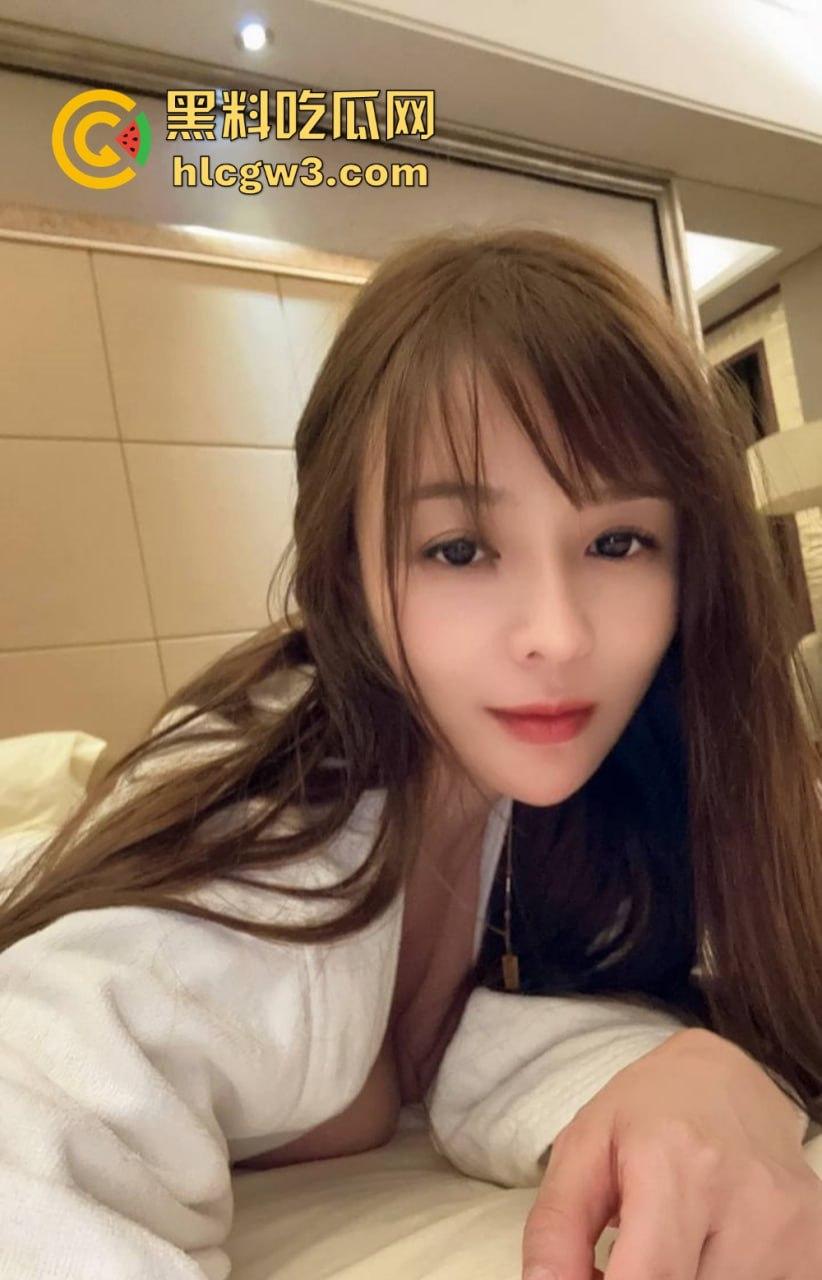 极品反差少女【凌薇】线下约啪金主爸爸多P全套性爱自拍疯传，清纯脸配骚浪身子，真他妈是反差婊中的极品！  第11张