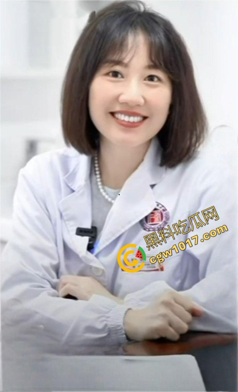 湖南省人民医院副院长【祖雄兵】与眼科女主任【曾琦】偷情视频曝光！职务淫乱，权色交易，家中沙发偷欢，引发全网哗然！  第7张