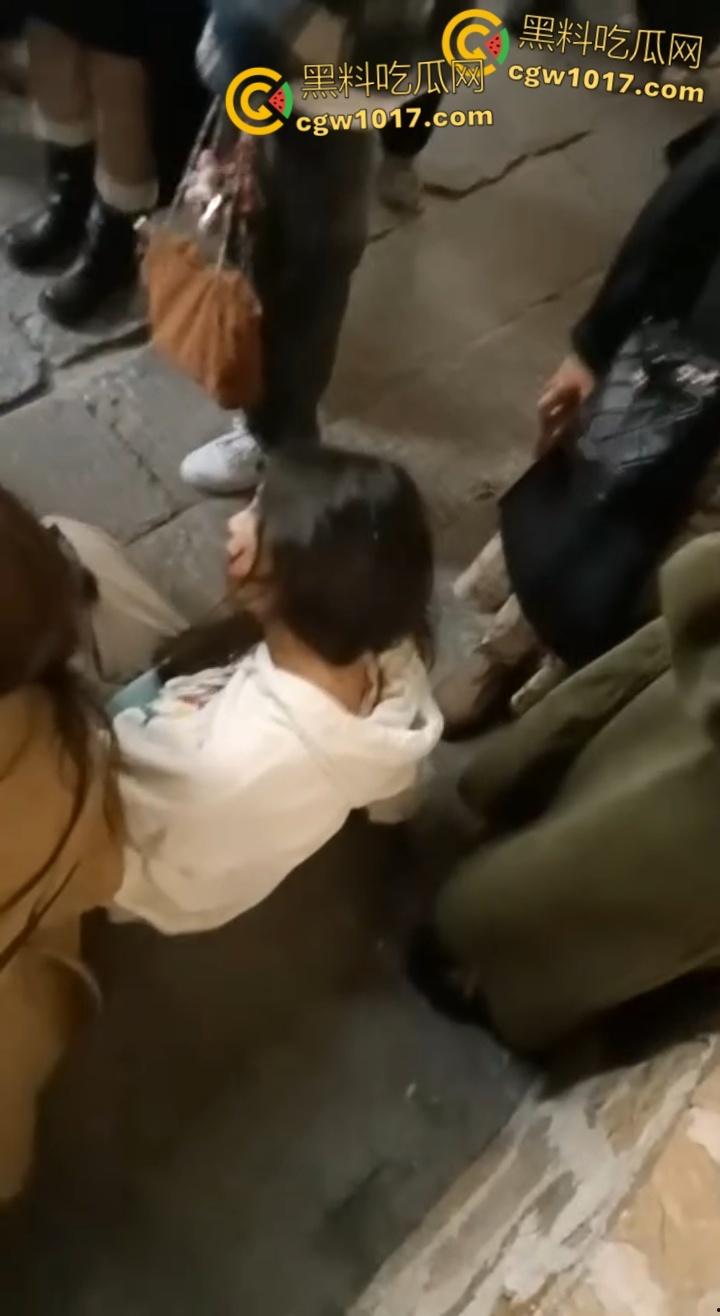 长沙潮宗街一家店面白天热火朝天装修，晚上却突然墙体崩塌，巨石压倒路过行人，路人纷纷挖土救人！  第5张