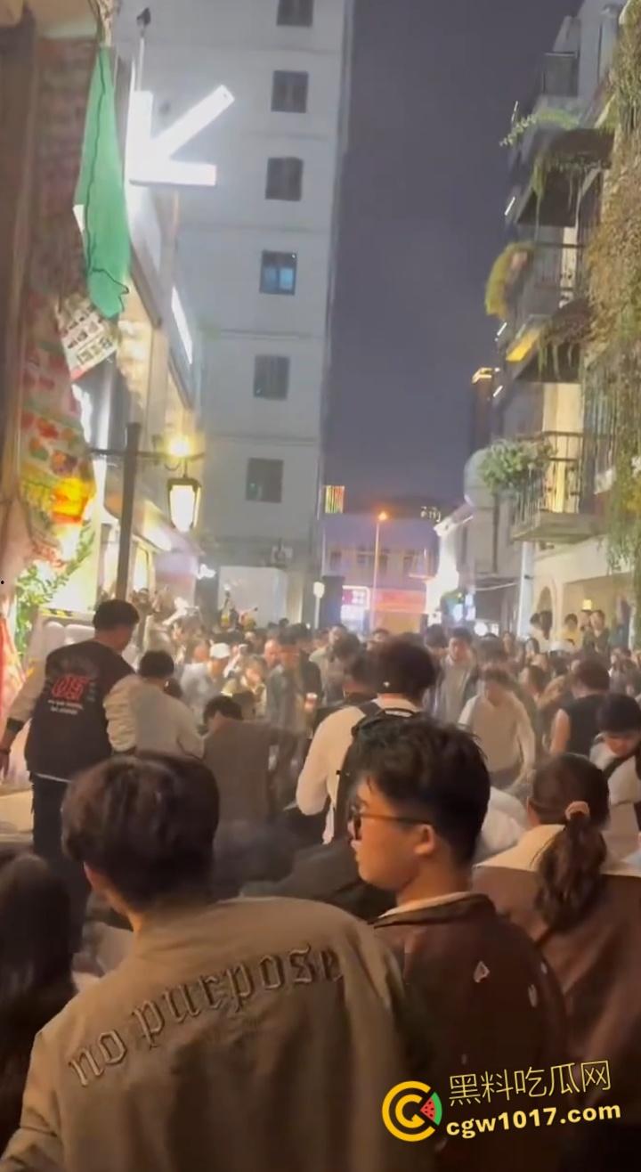 长沙潮宗街一家店面白天热火朝天装修，晚上却突然墙体崩塌，巨石压倒路过行人，路人纷纷挖土救人！  第7张