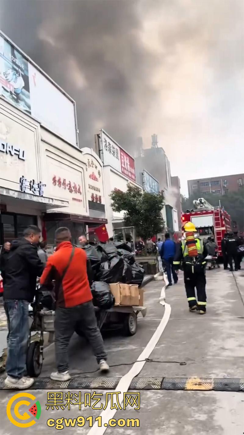 郑州市二七区合盛鞋城，上午发生重大火灾，据说这个鞋城已经是第二次着火，距上一次着火仅过去几个月！  第1张