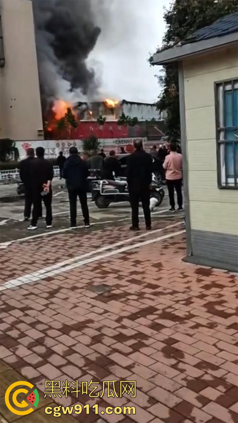 郑州市二七区合盛鞋城，上午发生重大火灾，据说这个鞋城已经是第二次着火，距上一次着火仅过去几个月！  第2张