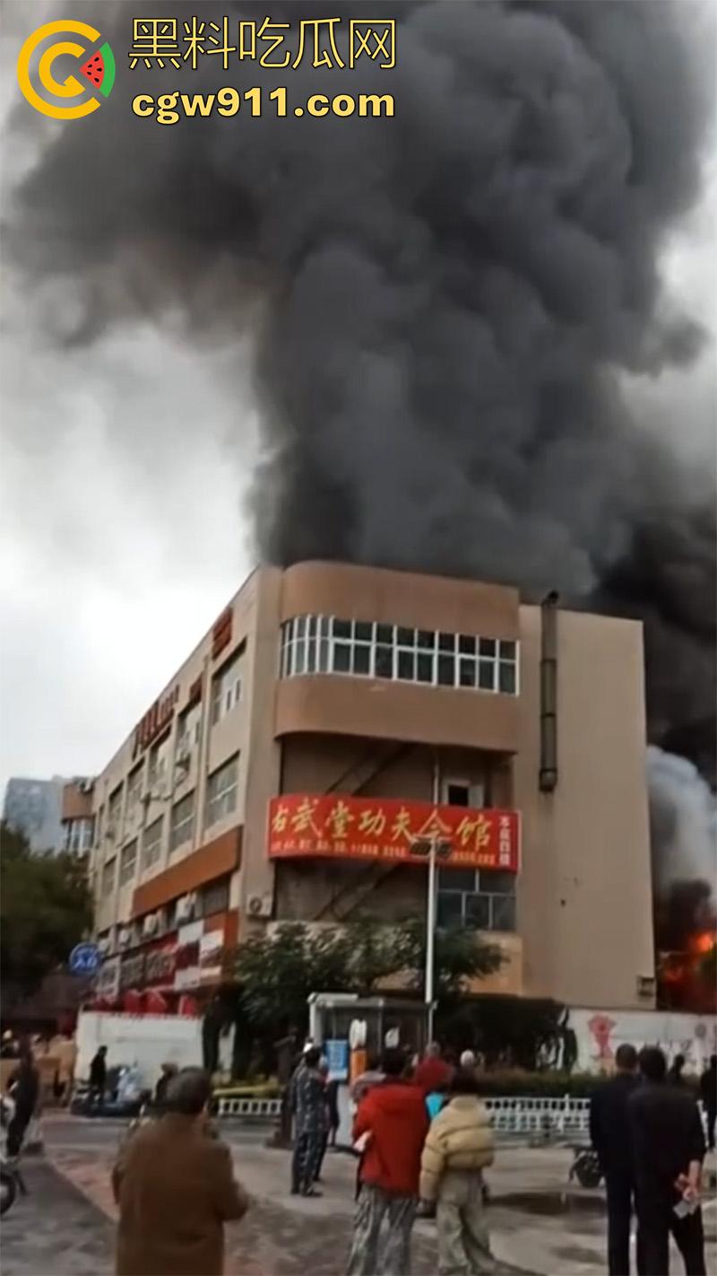 郑州市二七区合盛鞋城，上午发生重大火灾，据说这个鞋城已经是第二次着火，距上一次着火仅过去几个月！  第3张