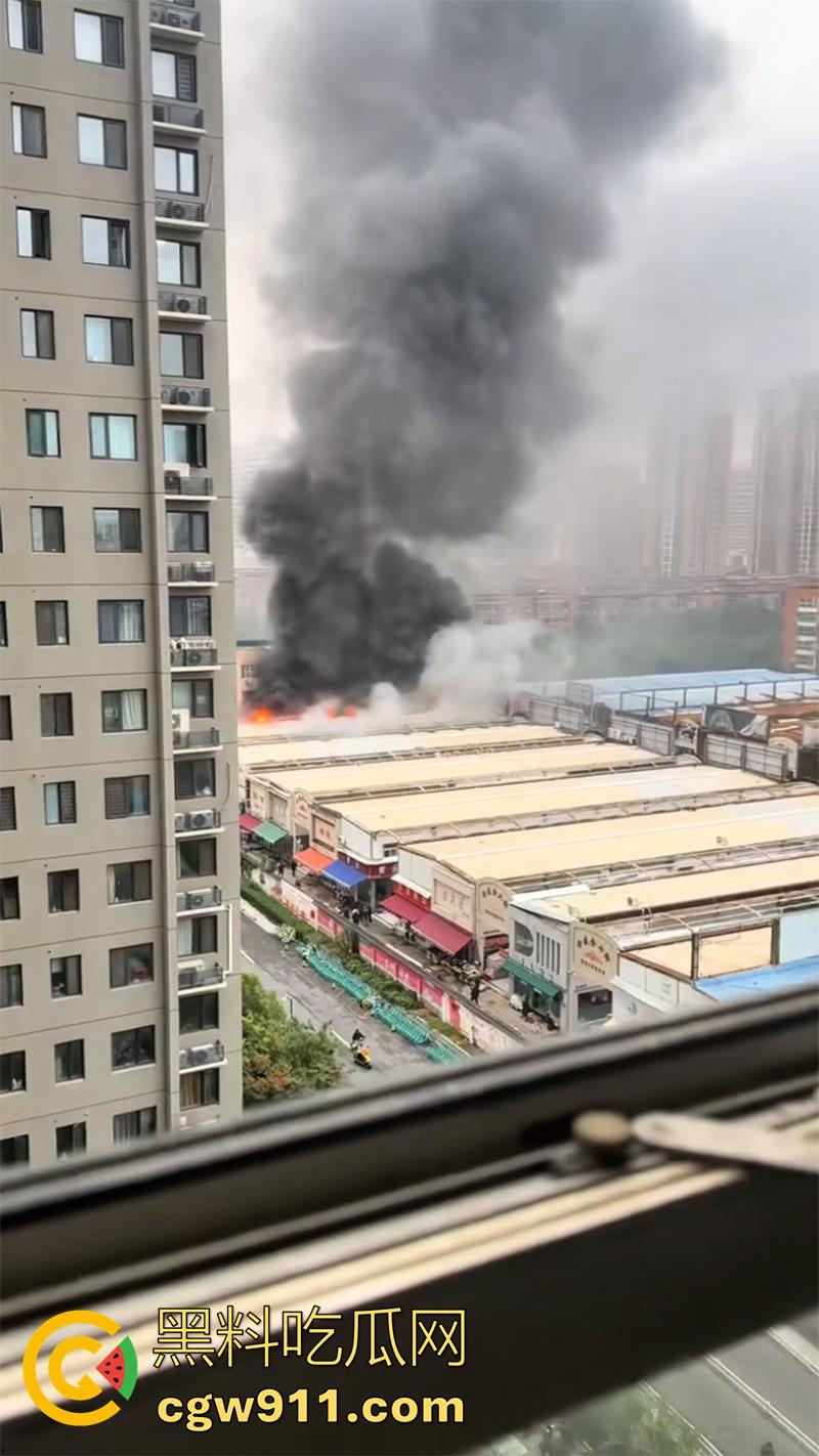 郑州市二七区合盛鞋城，上午发生重大火灾，据说这个鞋城已经是第二次着火，距上一次着火仅过去几个月！  第4张