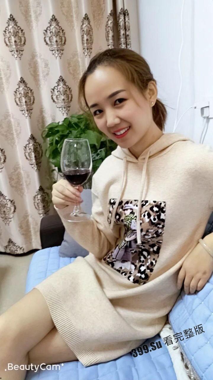 上海南京东路周大福珠宝销售戚薇薇 已婚人妻欲望强 爱给老公带绿帽 被操得满脸通红 怼脸拍摄反差视频被流出  第1张