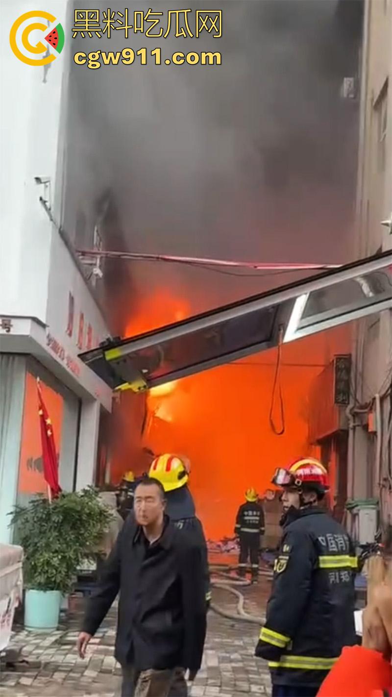 郑州市二七区合盛鞋城，上午发生重大火灾，据说这个鞋城已经是第二次着火，距上一次着火仅过去几个月！  第6张