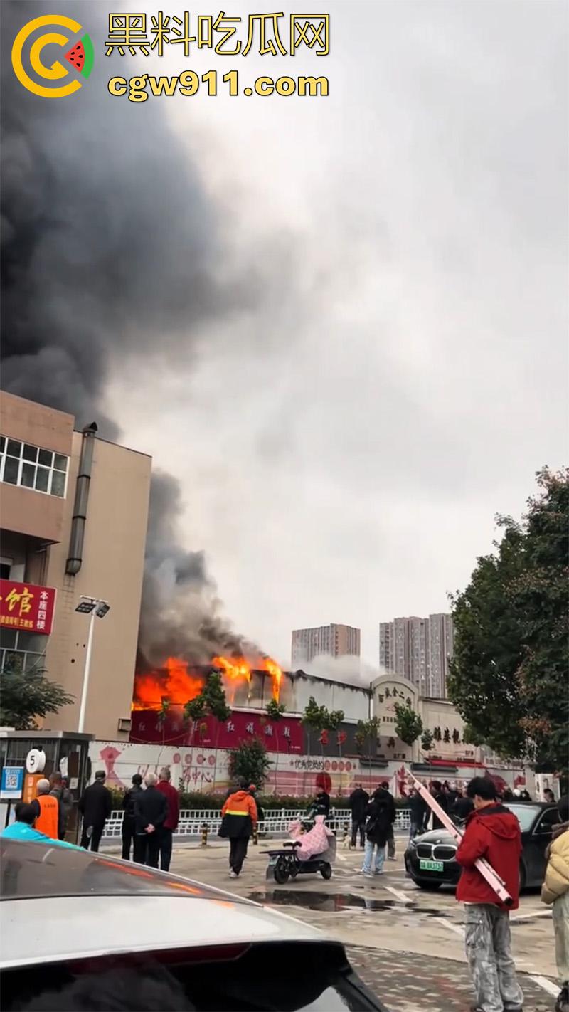 郑州市二七区合盛鞋城，上午发生重大火灾，据说这个鞋城已经是第二次着火，距上一次着火仅过去几个月！  第7张