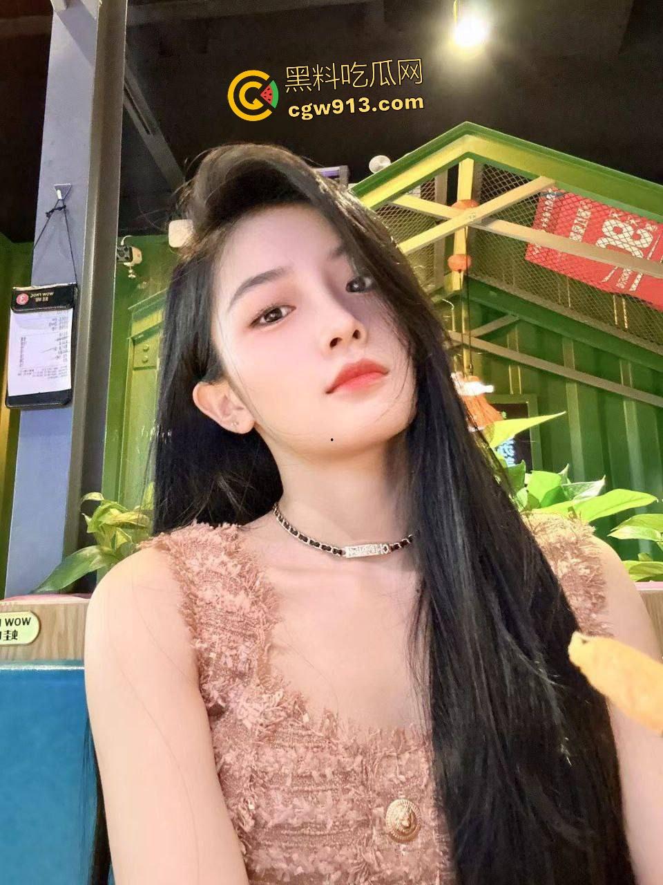 上海大学校花【邓乔馨】被金主包养！高颜值少女面无表情自慰鸡巴，口交男友画风突变眼神销魂！  第1张