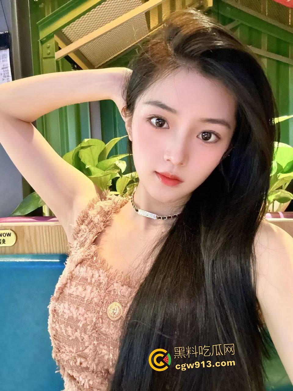 上海大学校花【邓乔馨】被金主包养！高颜值少女面无表情自慰鸡巴，口交男友画风突变眼神销魂！  第2张