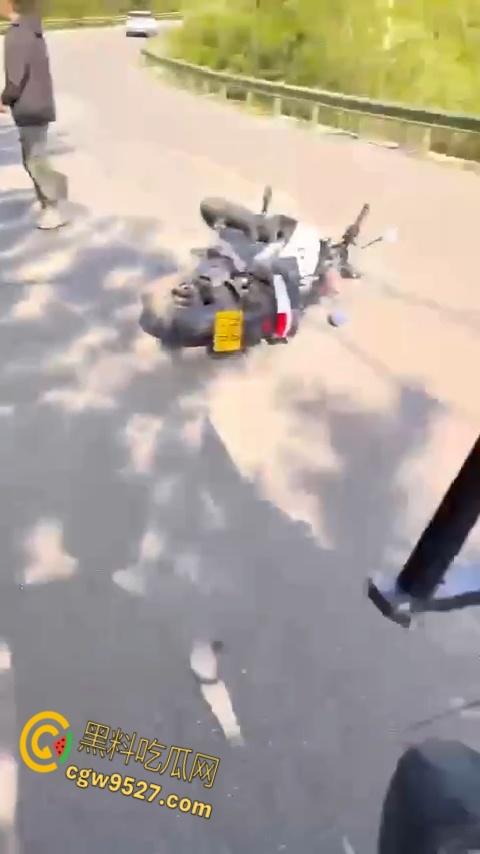 抖音清纯机车妹【是肉肉呀】，路边高速压弯，不慎滑倒人都甩飞了，这下全村又得开席了 !  第2张