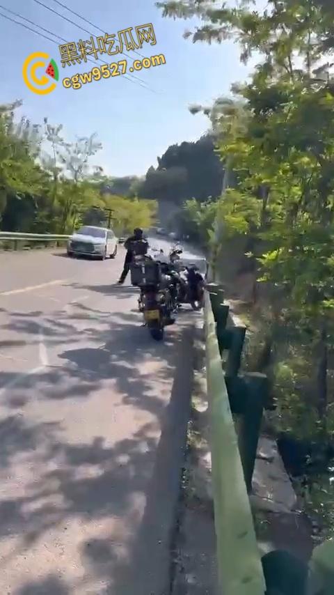 抖音清纯机车妹【是肉肉呀】，路边高速压弯，不慎滑倒人都甩飞了，这下全村又得开席了 !  第3张