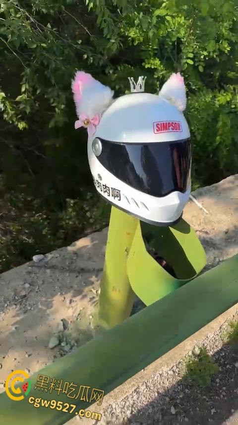 抖音清纯机车妹【是肉肉呀】，路边高速压弯，不慎滑倒人都甩飞了，这下全村又得开席了 !  第6张