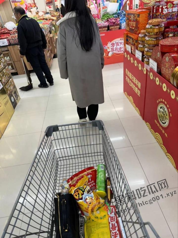 老男人果然都爱萝莉，这不妹子才刚过十八岁就被老男人得逞了！朋友圈发布实战流程：尾随—搭讪—买零食—开房—破处！  第10张