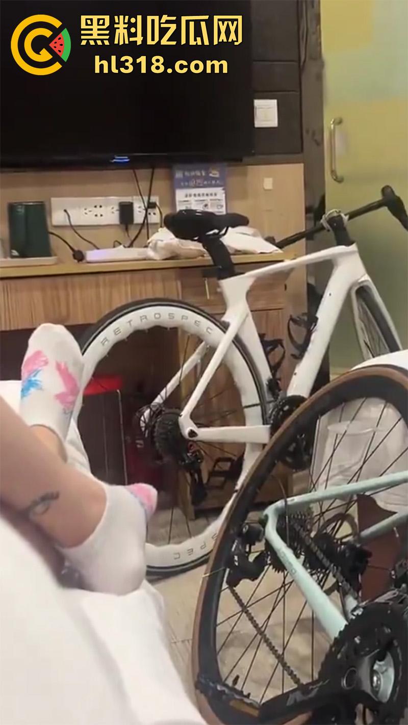 骑行圈淫乱私拍合集,各种长腿肥臀骑行媛,在床上的骚浪样,透明黑丝运动裤,丁字裤清晰可见! 第4张 骑行圈淫乱私拍合集,各种长腿肥臀骑行媛,在床上的骚浪样,透明黑丝运动裤,丁字裤清晰可见! 第4张