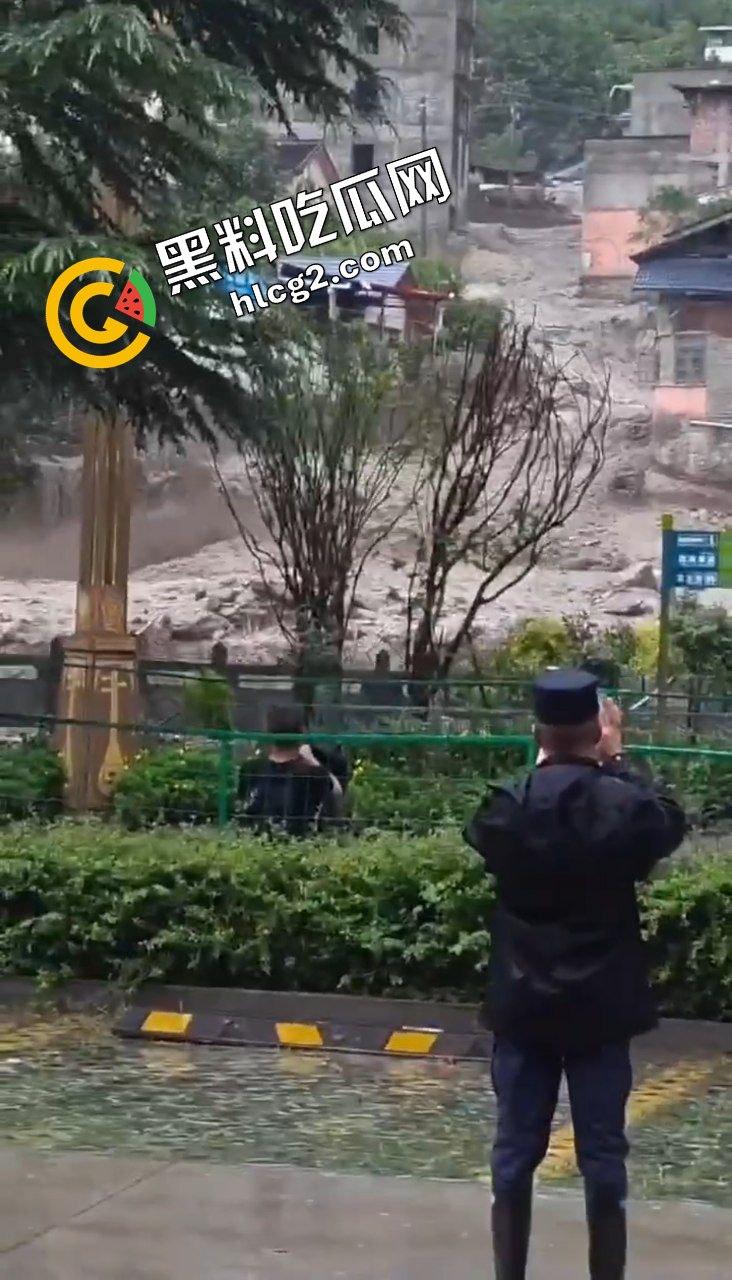 四川阿坝州九寨沟 恶劣天气导致山洪爆发泥石流 现场一片狼藉 消防人员救灾时被冲走！  第5张