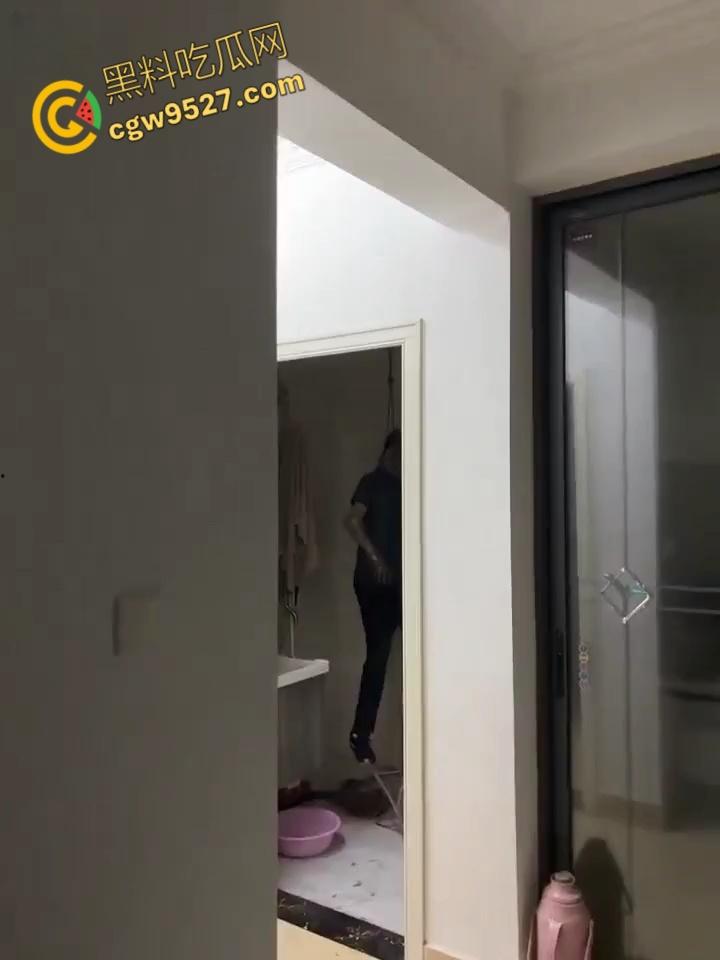 湛江西便街老哥 欠贷精神崩溃！出租屋狠心自杀上吊，尸体腐化变人油标本 ，债主没上门房东先吐了 !  第4张