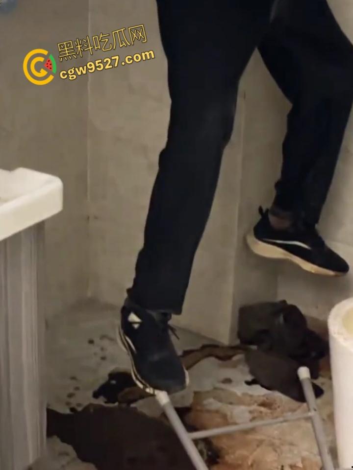 湛江西便街老哥 欠贷精神崩溃！出租屋狠心自杀上吊，尸体腐化变人油标本 ，债主没上门房东先吐了 !  第7张