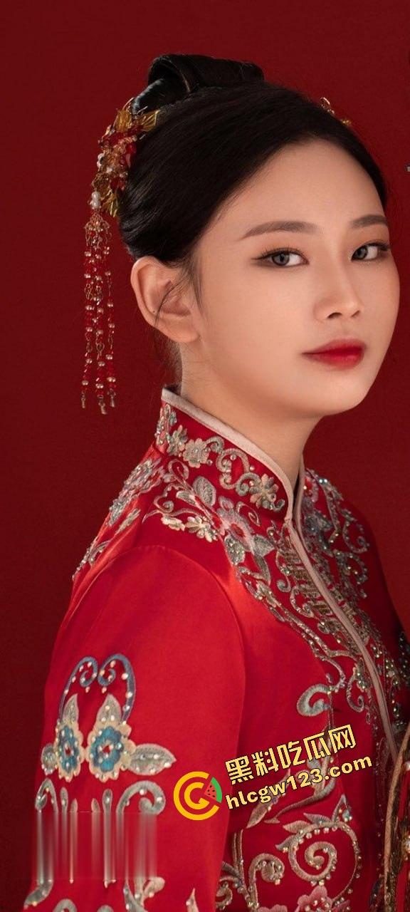 长沙『孙悦』结婚当天跟绿帽老公玩3P到天亮，婚纱白裙湿成奶油布丁，前男友肏完老公舔干！  第2张