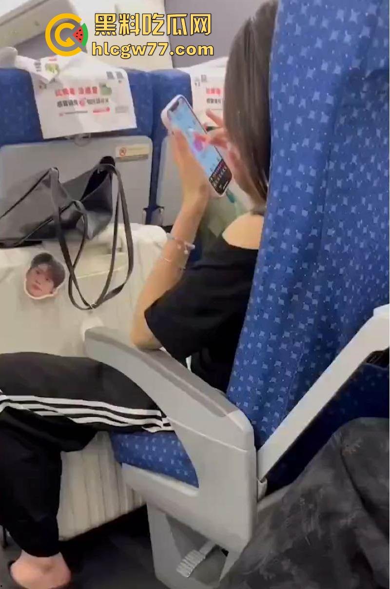 高铁偶遇骚货小姐姐 玩性爱之瓶狂填欲望 不仅暴露了她的狂野内心 更让人遐想她私下的火辣玩法！  第2张