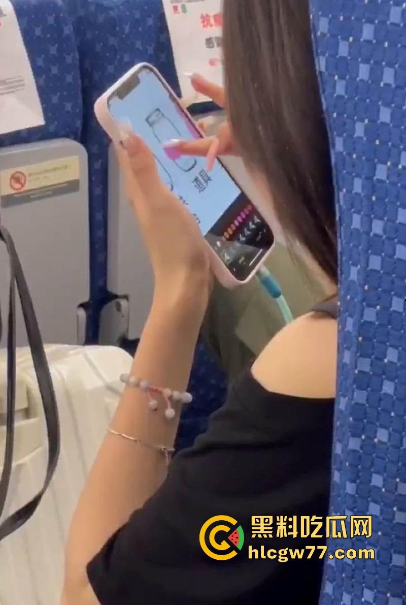 高铁偶遇骚货小姐姐 玩性爱之瓶狂填欲望 不仅暴露了她的狂野内心 更让人遐想她私下的火辣玩法！  第4张