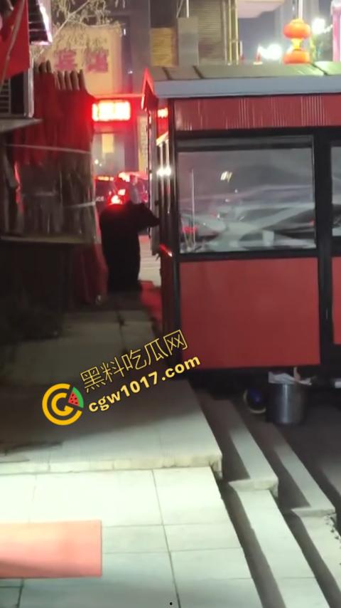 惊讶！宝清市街头惊现巨熊，警察开枪击毙，血洒街头，网友热议动物保护与城市安全！  第7张